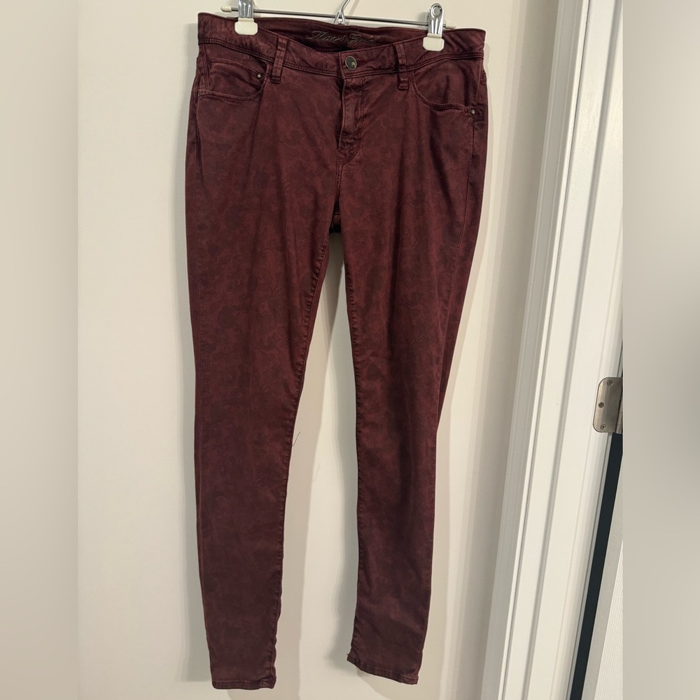 Women's Skinny Jeans in Burgundy